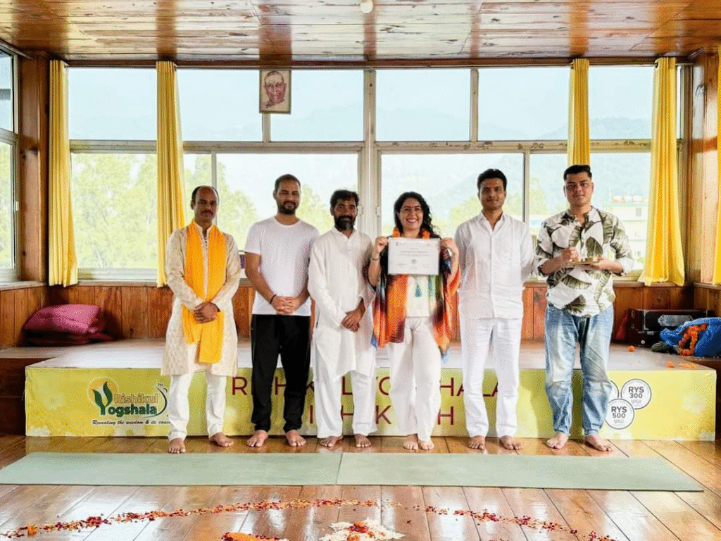 Mar Sanvicente al recibir su certificación de Maestra de Yoga en Rishikesh, India